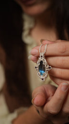 Collier réglable en micro macramé clair pierre bleue Coton et Astrance