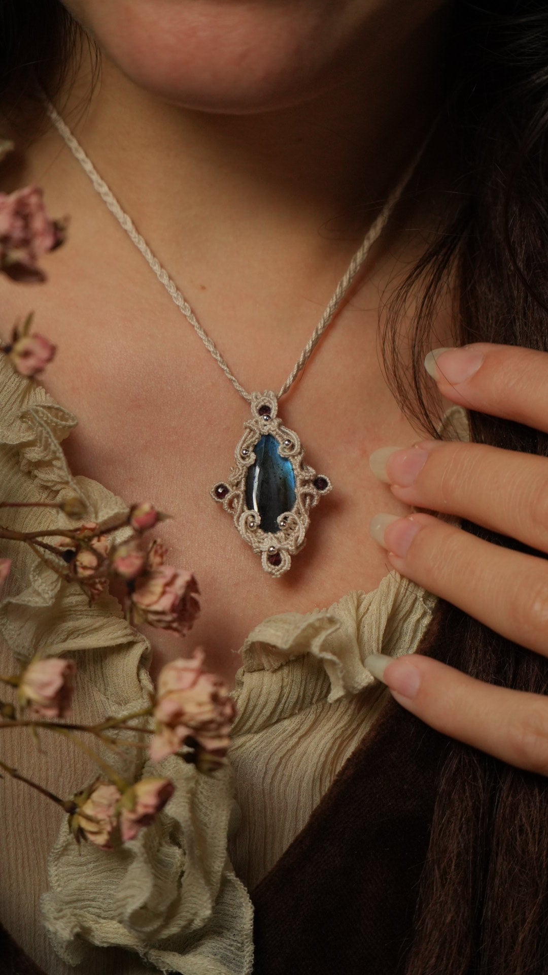 Collier elfique en labradorite bleue micro macramé Coton et Astrance