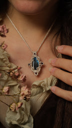 Collier elfique en labradorite bleue micro macramé Coton et Astrance