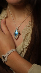 Collier elfique en labradorite bleue micro macramé Coton et Astrance