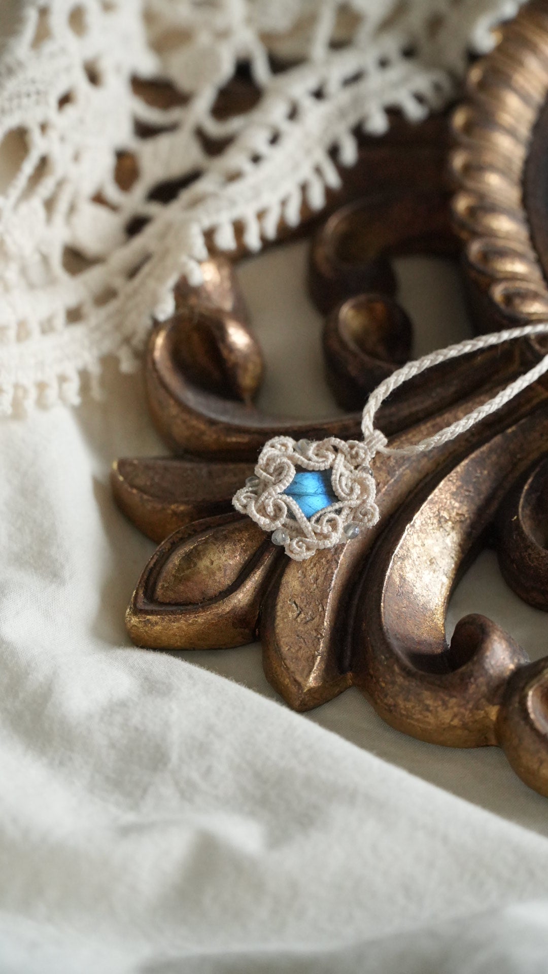 Pendentif flocon en labradorite bleue micro macramé Coton et Astrance