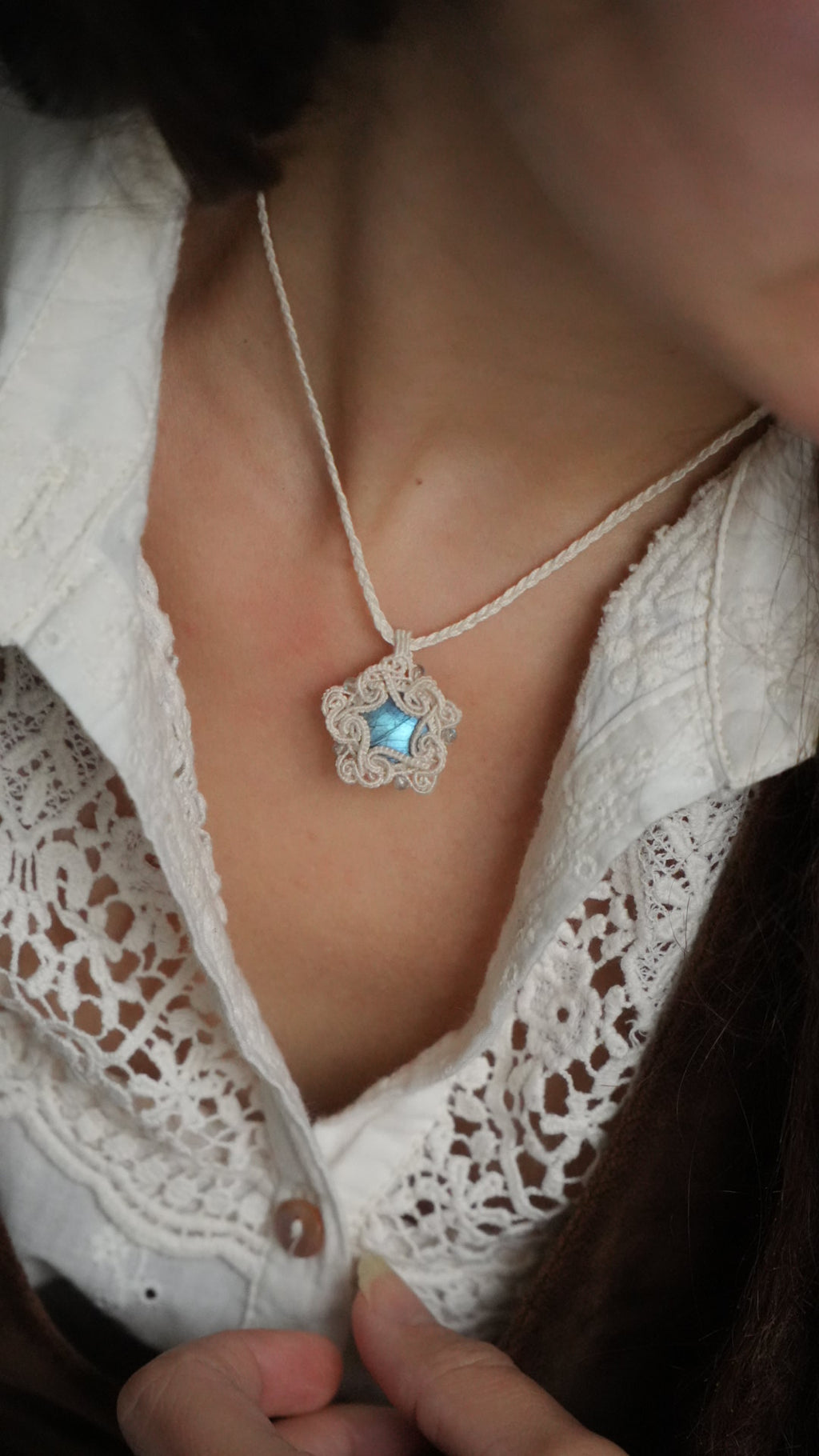 Pendentif flocon en labradorite bleue micro macramé Coton et Astrance