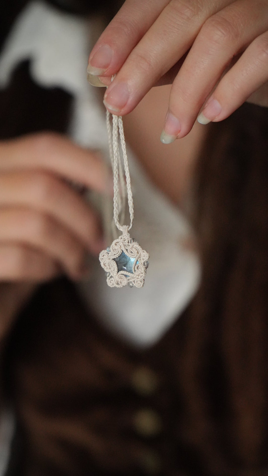 Pendentif flocon en labradorite bleue micro macramé Coton et Astrance