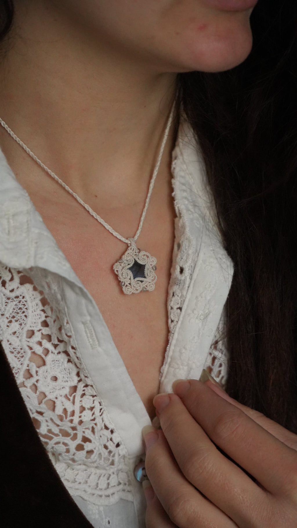 Pendentif flocon en labradorite bleue micro macramé Coton et Astrance