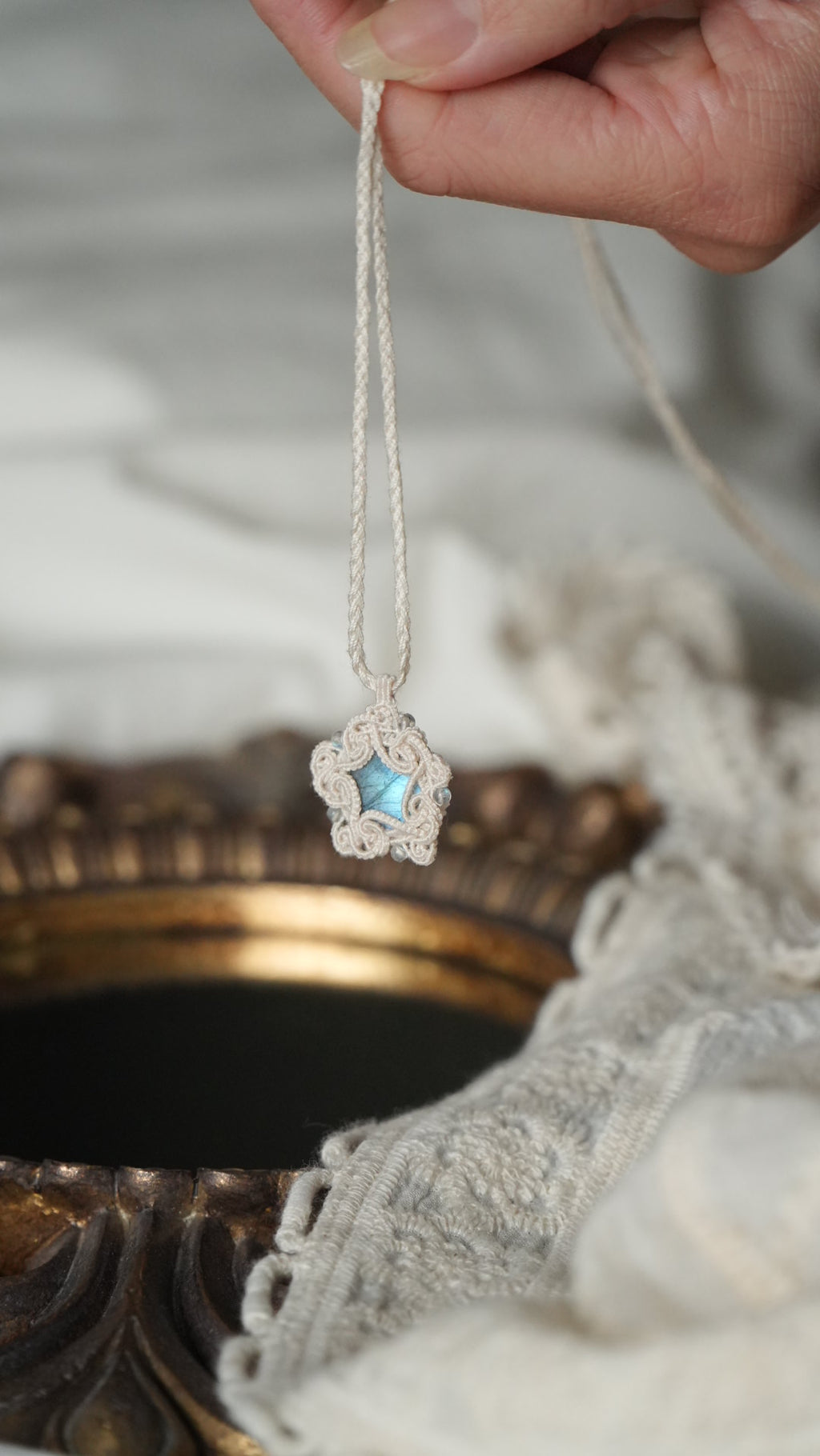 Bijou celtique délicat en labradorite bleue ciel Coton et Astrance