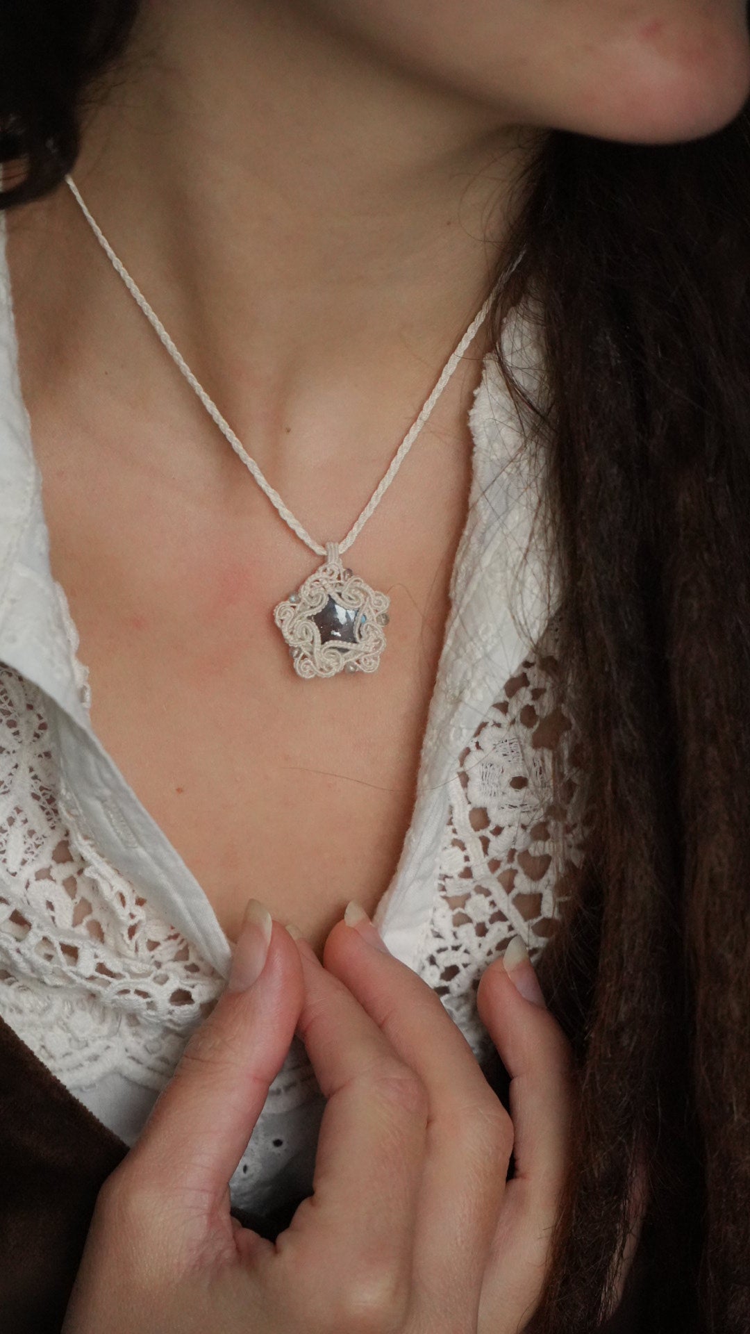 Collier arbre de vie en micro macramé et obsidienne - France Collier arbre de vie en micro macramé et obsidienne - France