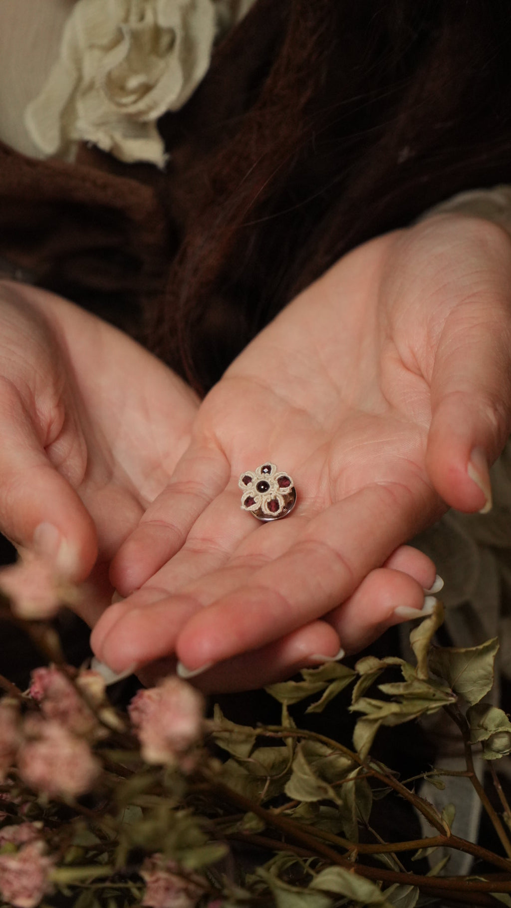 Broche ronde avec pierres naturelles pour vêtement Coton et Astrance