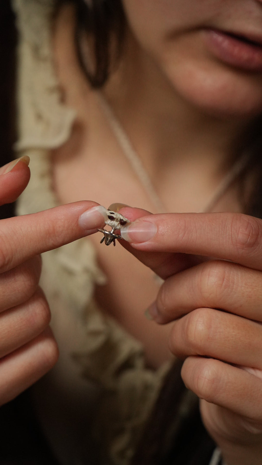 Broche artisanale faite main motif floral féérique Coton et Astrance