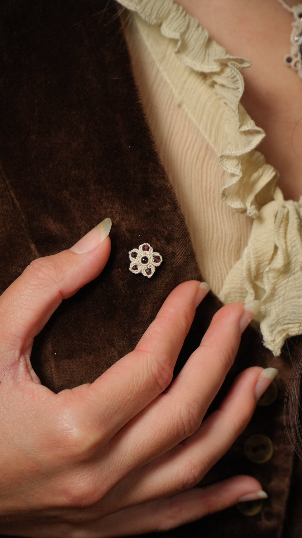 Pin’s broche ronde en micro macramé floral avec grenat Coton et Astrance