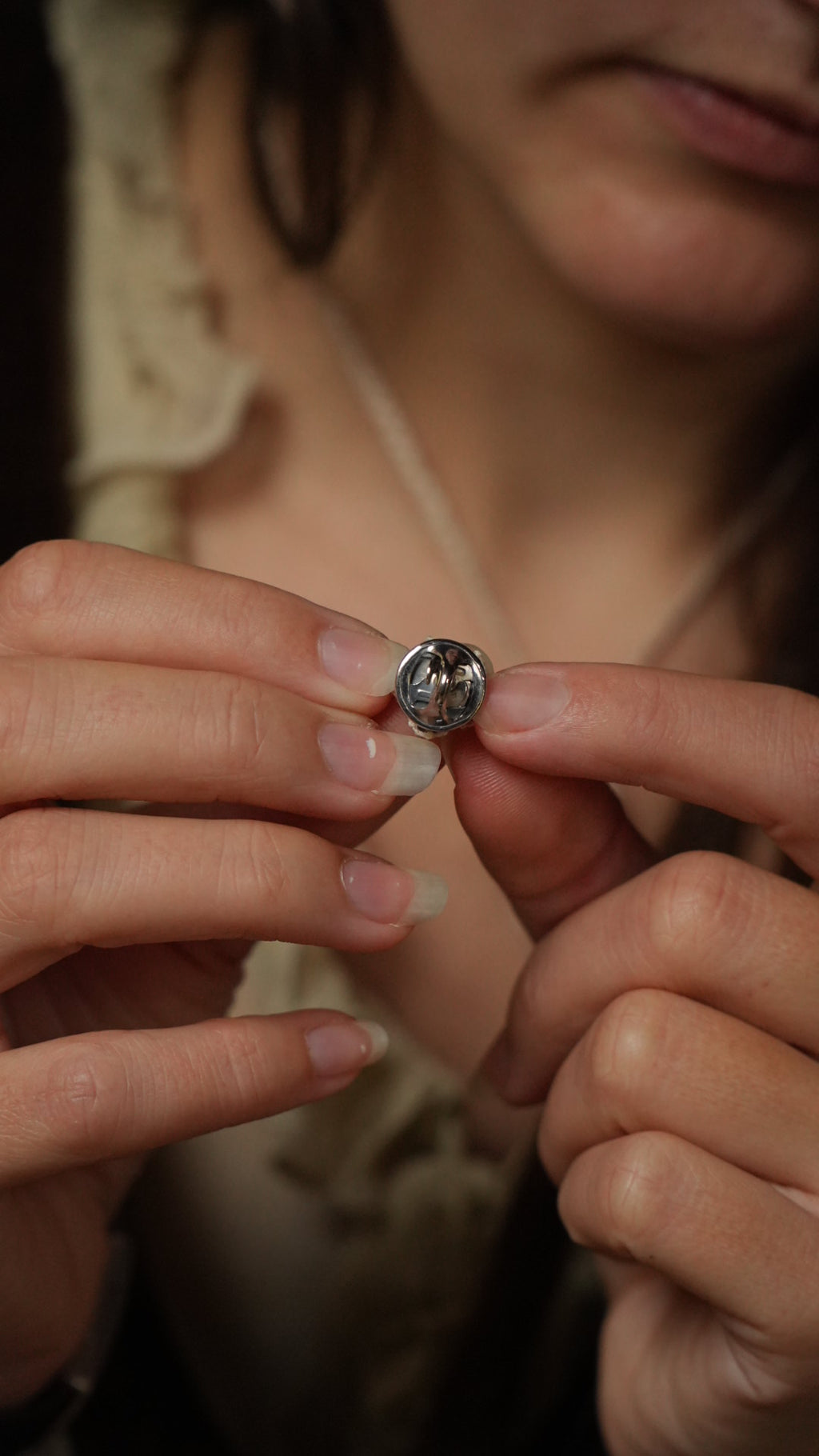 Pin’s broche ronde en micro macramé floral avec grenat Coton et Astrance