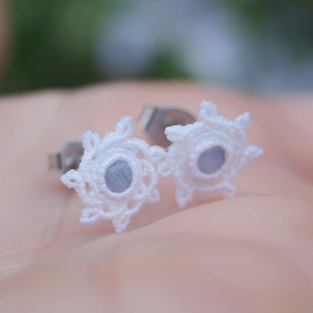 Boucles d’oreilles fines en acier inoxydable argenté et macramé, Coton et Astrance