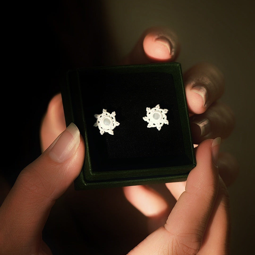 Boucles d’oreilles micro macramé blanches, mariage hiver bohème, Coton et Astrance