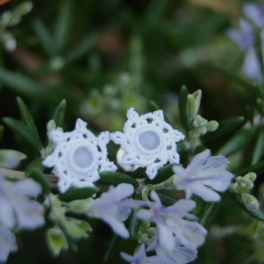 Boucles d’oreilles micro macramé blanches, mariage hiver bohème, Coton et Astrance