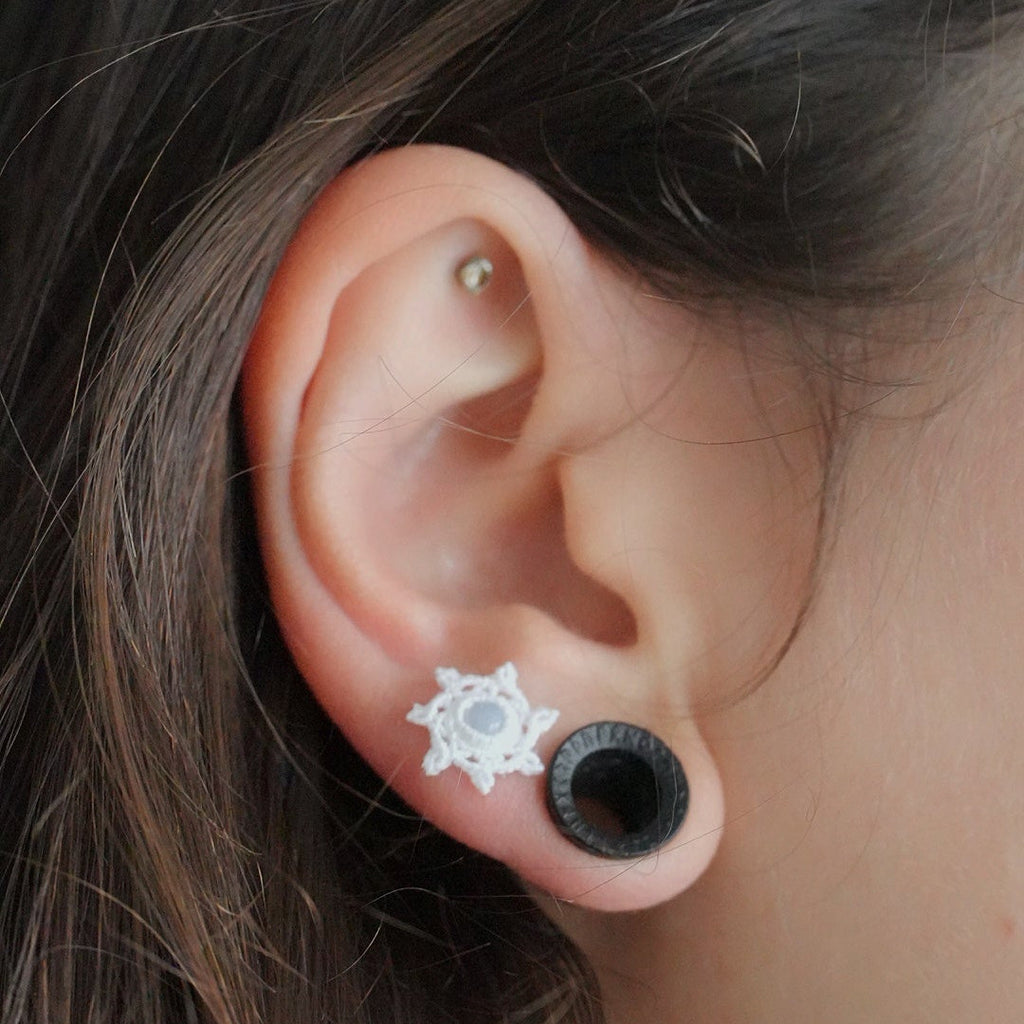 Puces d’oreilles en calcédoine bleue et coton blanc, Coton et Astrance