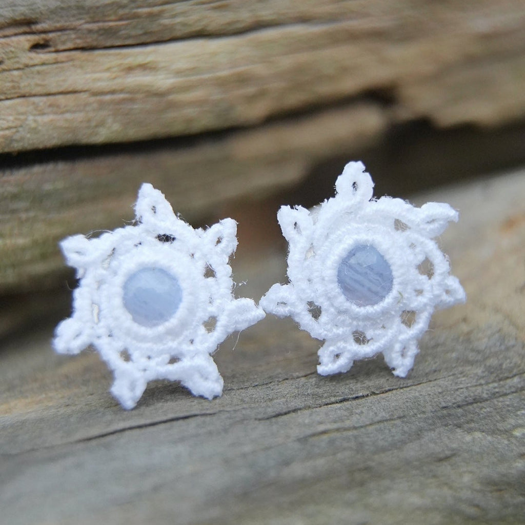 Puces d’oreilles en calcédoine bleue et coton blanc, Coton et Astrance