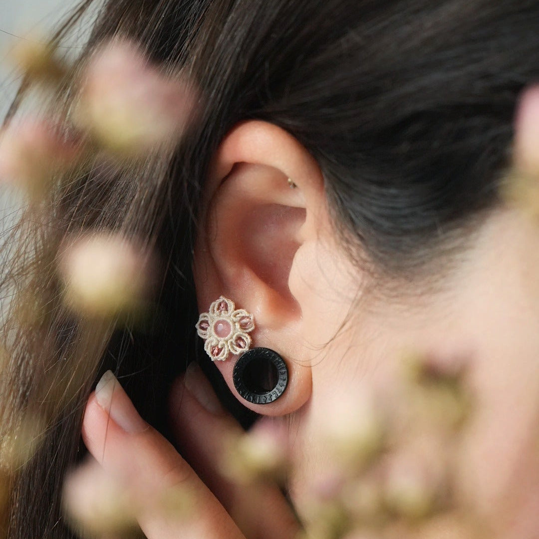 Puces d’oreilles micro macramé rhodochrosite rose portées, coton et astrance