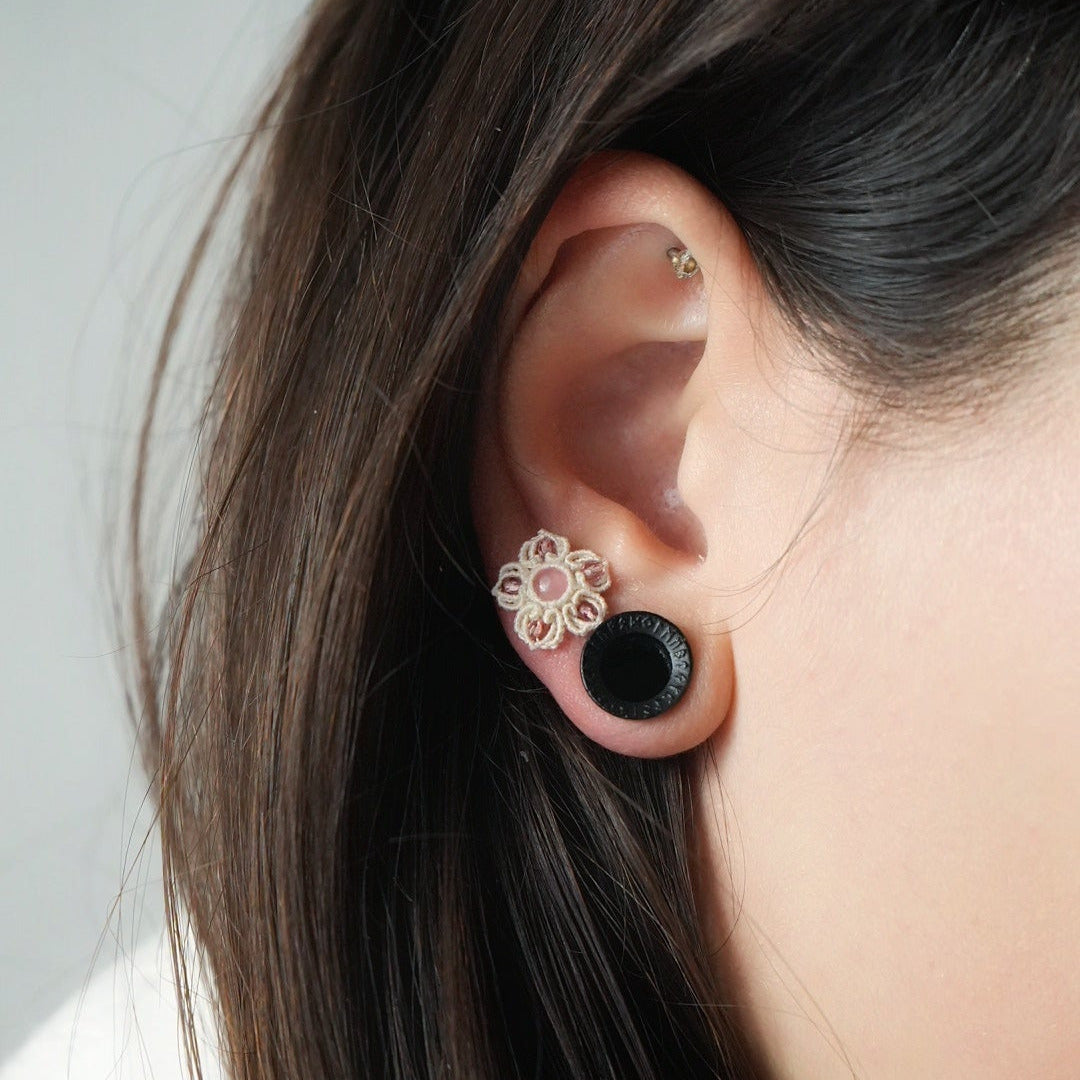 Détail du tissage floral en relief et arabesques - Coton et Astrance