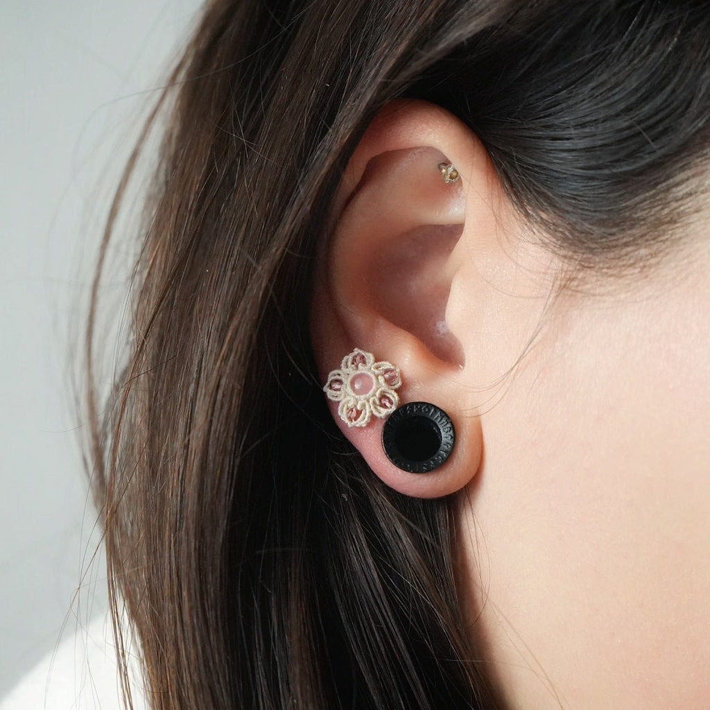 Détail du tissage floral en relief et arabesques - Coton et Astrance