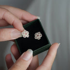 Boucles d’oreilles posées sur décor naturel ou bohème - Coton et Astrance