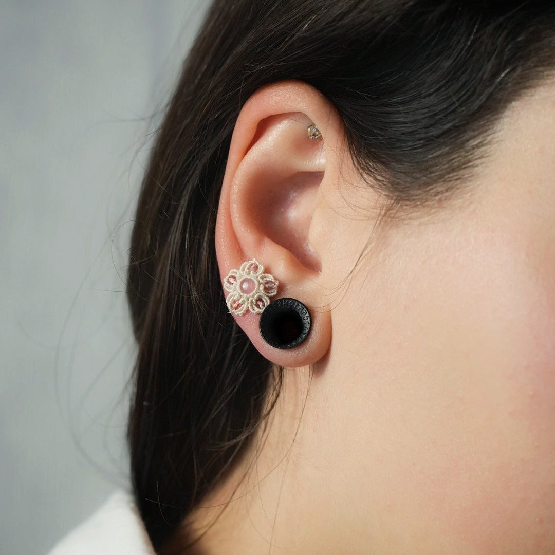 Gros plan sur la rhodochrosite et perles de verre - Coton et Astrance