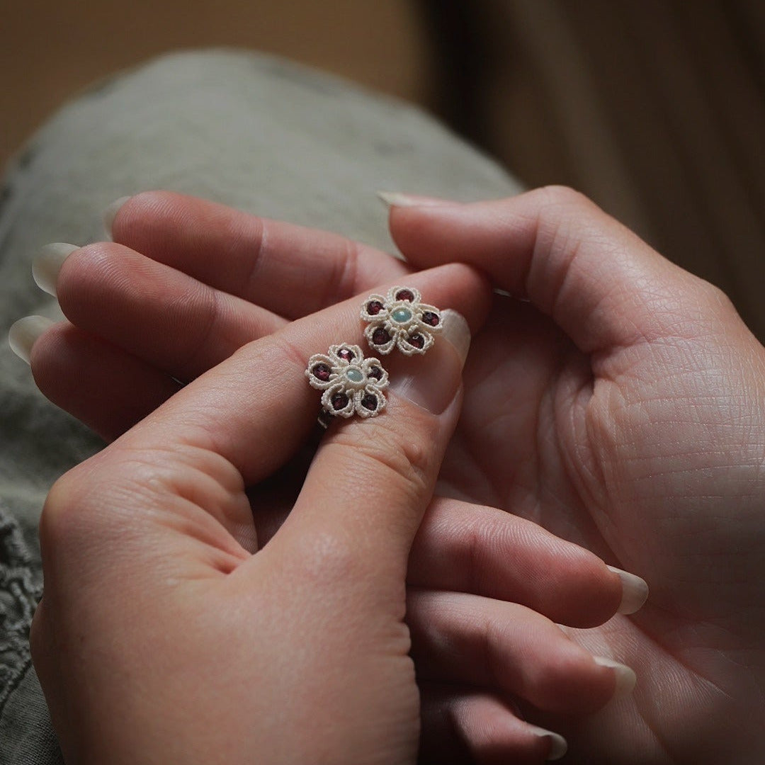 Détail du cœur opale et grenats sur fleurs tissées — Coton et Astrance