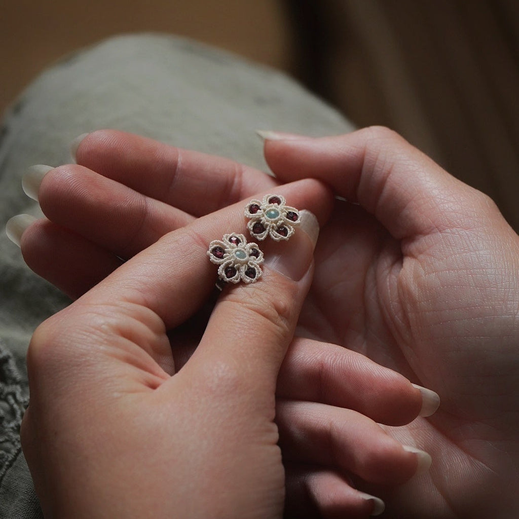 Détail du cœur opale et grenats sur fleurs tissées — Coton et Astrance