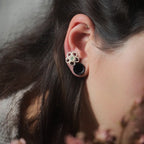 Détail du cœur opale et grenats sur fleurs tissées — Coton et Astrance