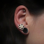 Boucles micro macramé fleurs miniatures pierre précieuse — Coton et Astrance