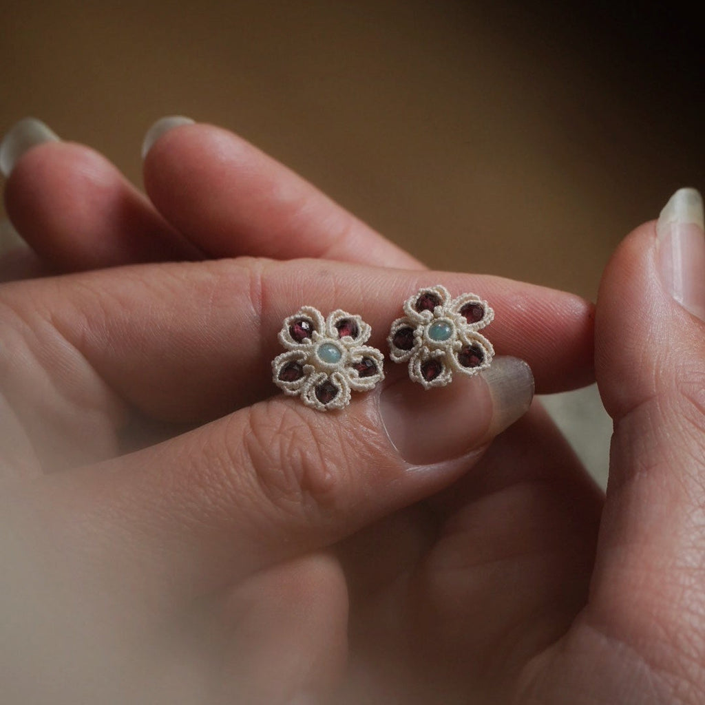 Boucles micro macramé fleurs miniatures pierre précieuse — Coton et Astrance