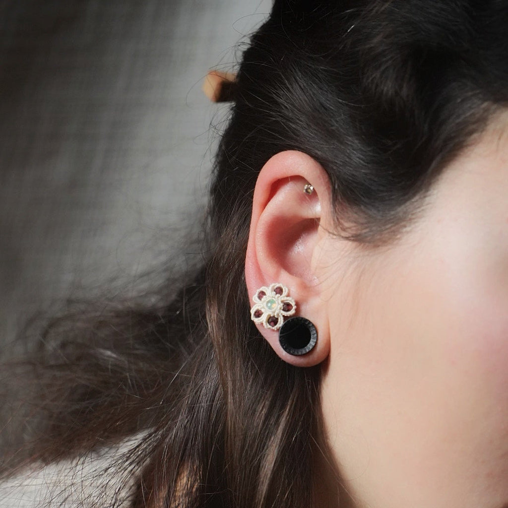 Puces d’oreilles florales opale blanche et grenat — Coton et Astrance