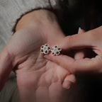 Puces d’oreilles florales opale blanche et grenat — Coton et Astrance