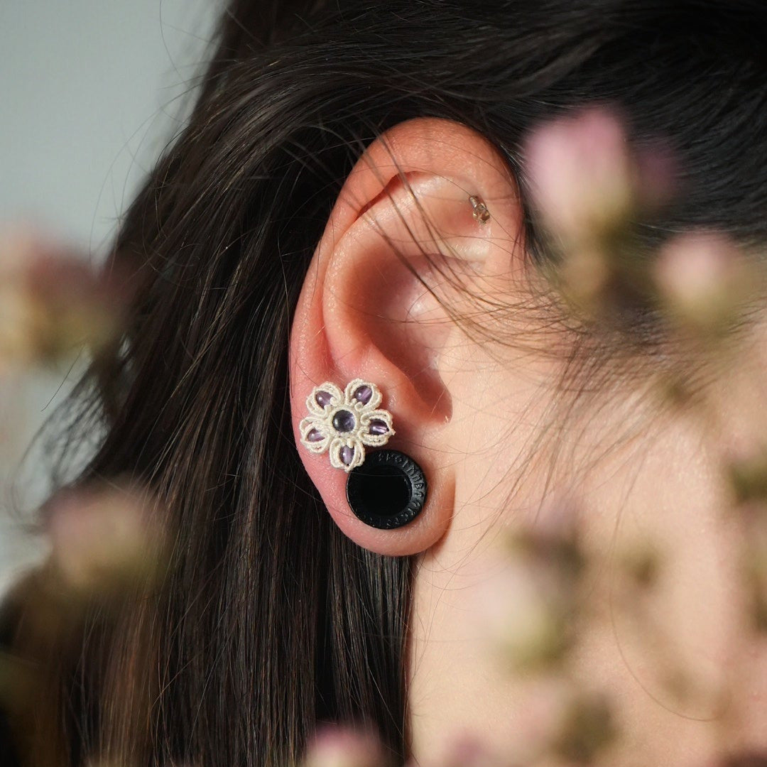 Puces d’oreilles micro macramé améthyste violette portées Coton et Astrance
