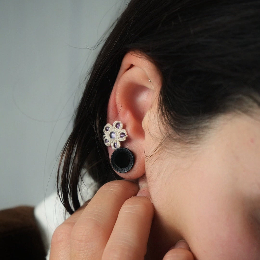 Gros plan sur l’améthyste violette et perles assorties Coton et Astrance