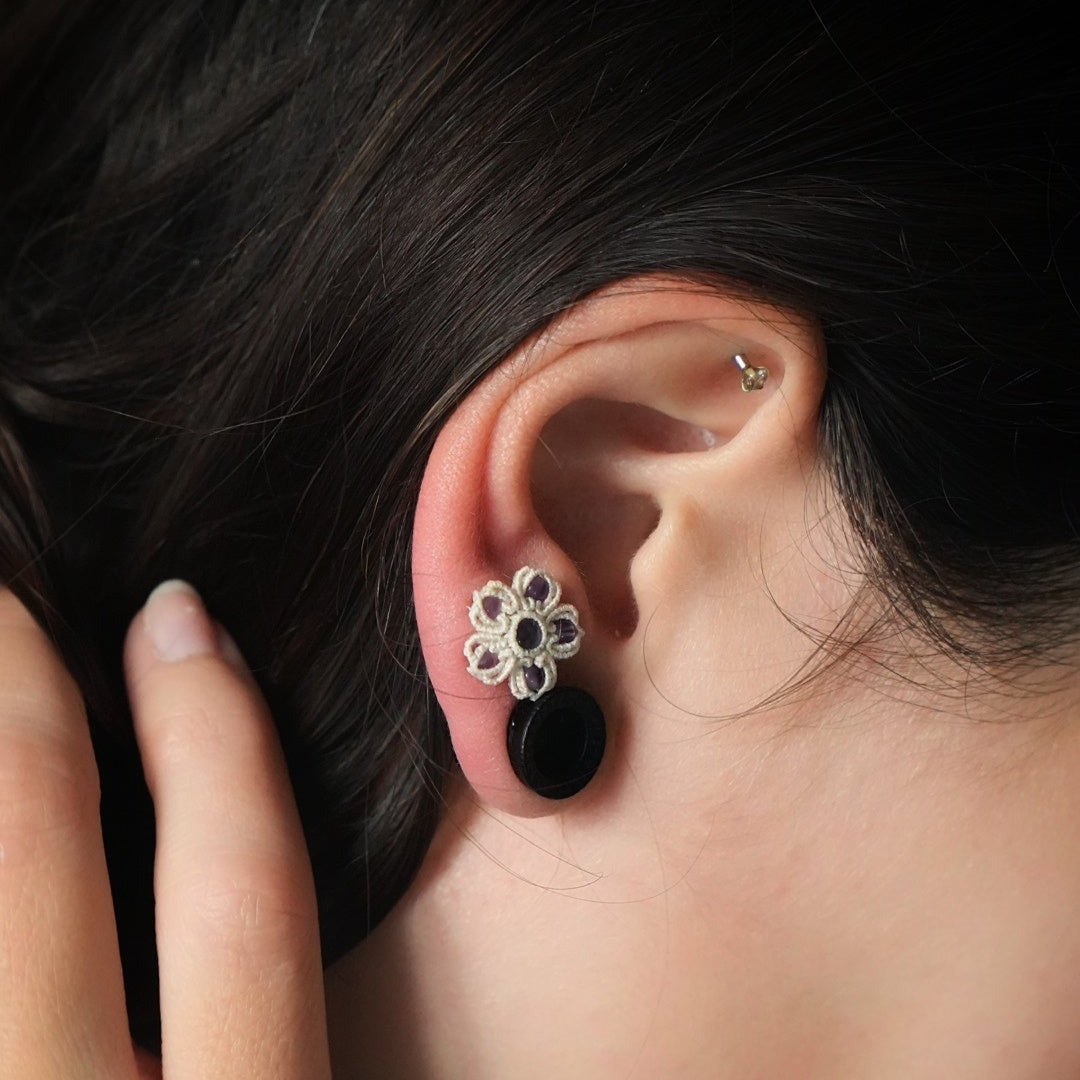 Détail du tissage floral en relief et arabesques Coton et Astrance