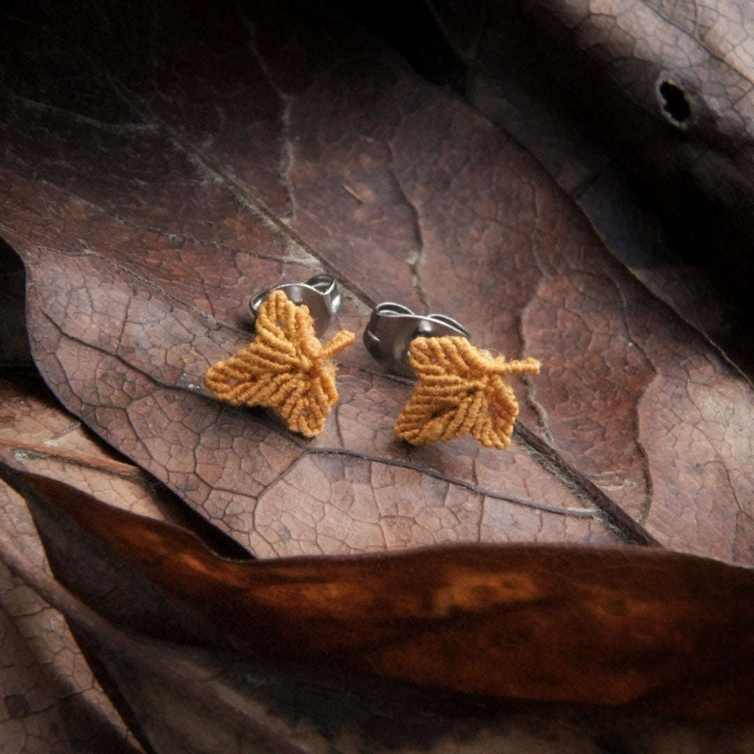 Détail du micro macramé artisanal sur fil coton jaune orangé