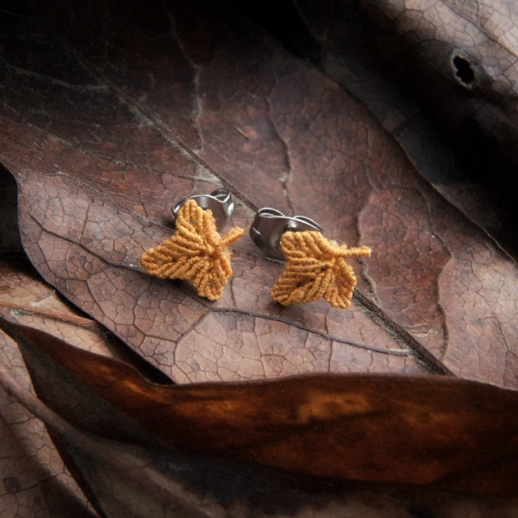 Détail du micro macramé artisanal sur fil coton jaune orangé