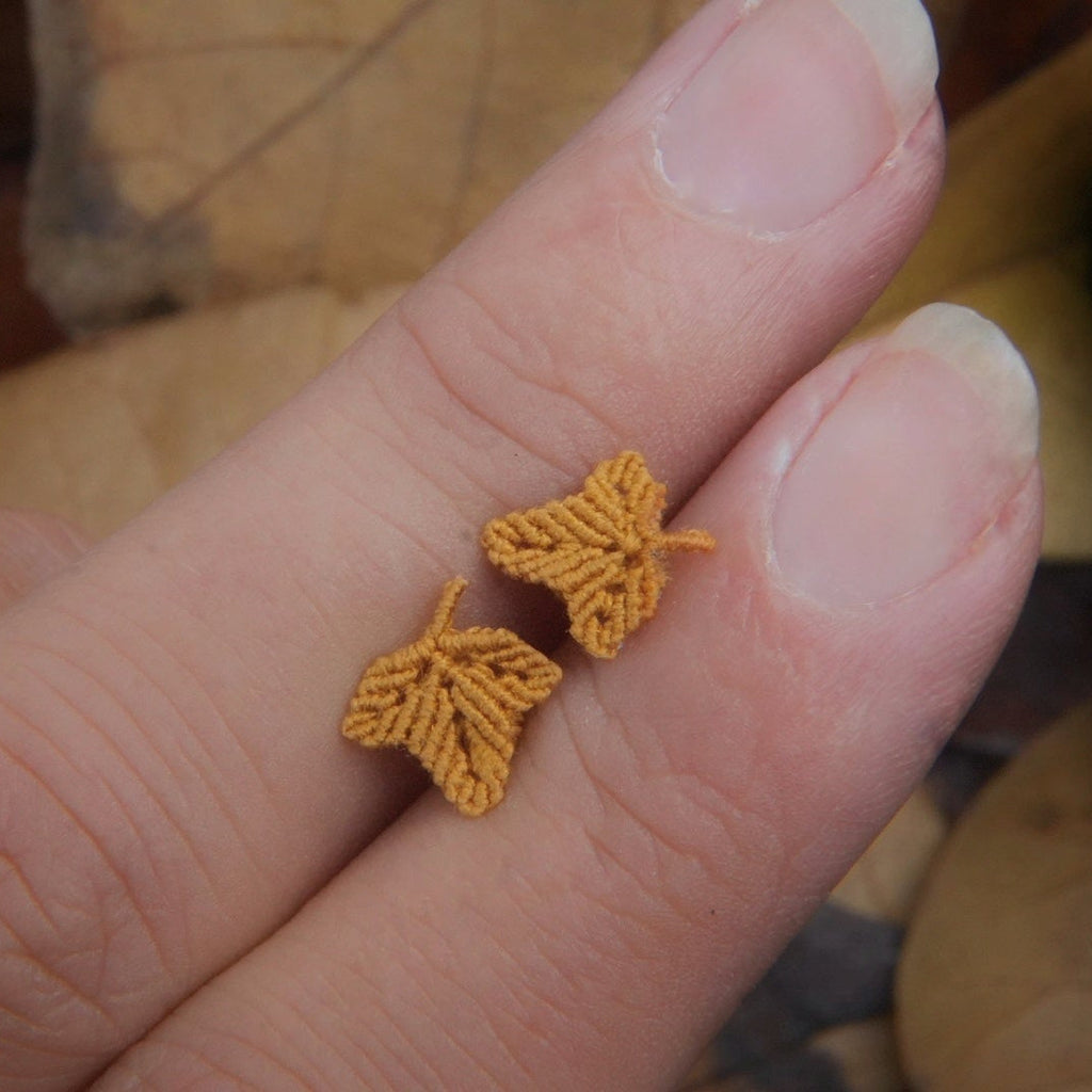 Puces d’oreilles mini feuilles automne micro macramé jaune orangé