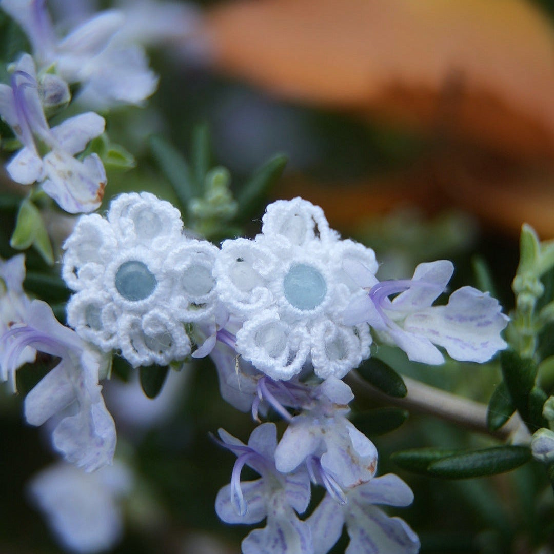 Puces d’oreilles florales en aigue-marine bleu pâle et blanc, Coton et Astrance