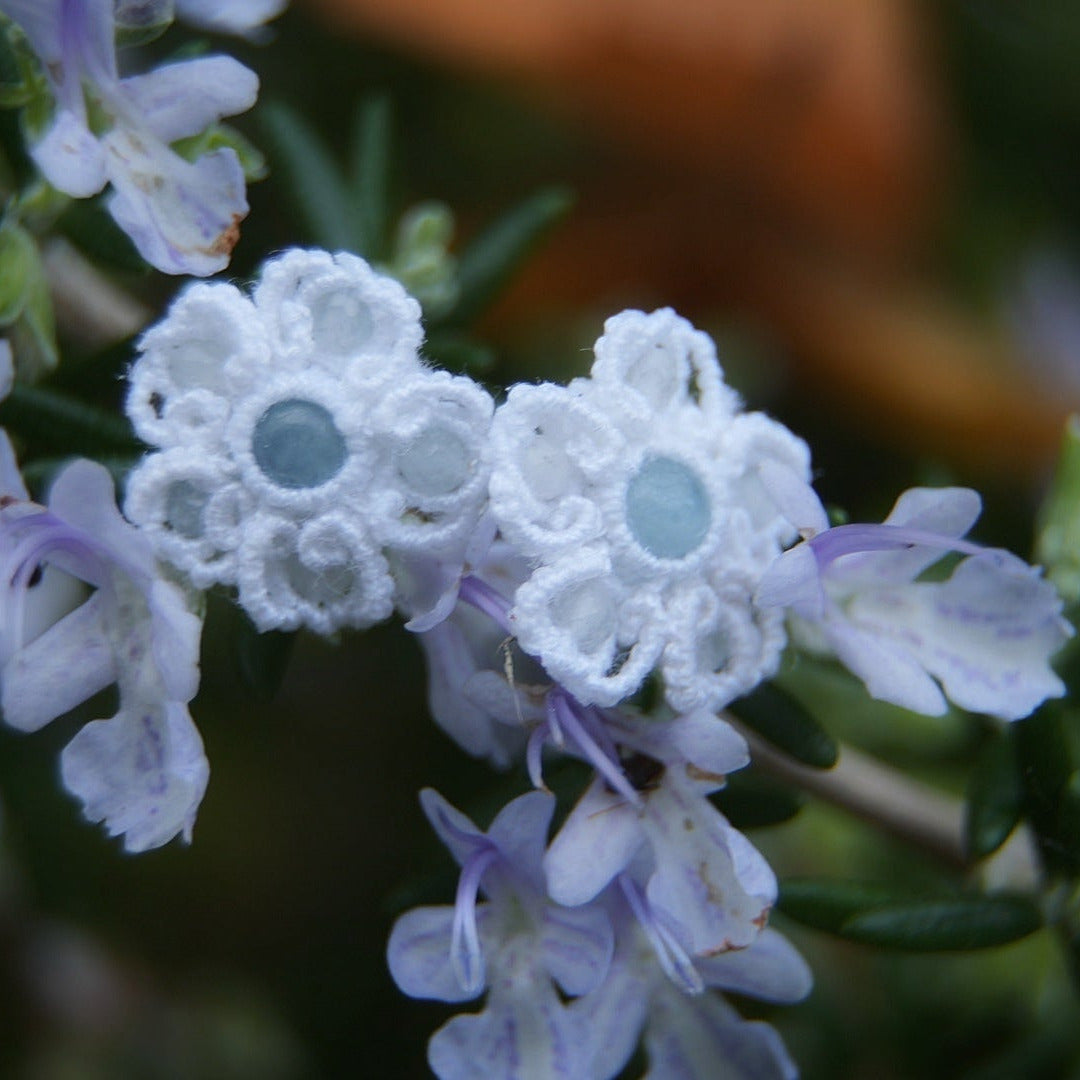 Micro macramé 5 pétales avec cabochon d’aigue-marine, Coton et Astrance