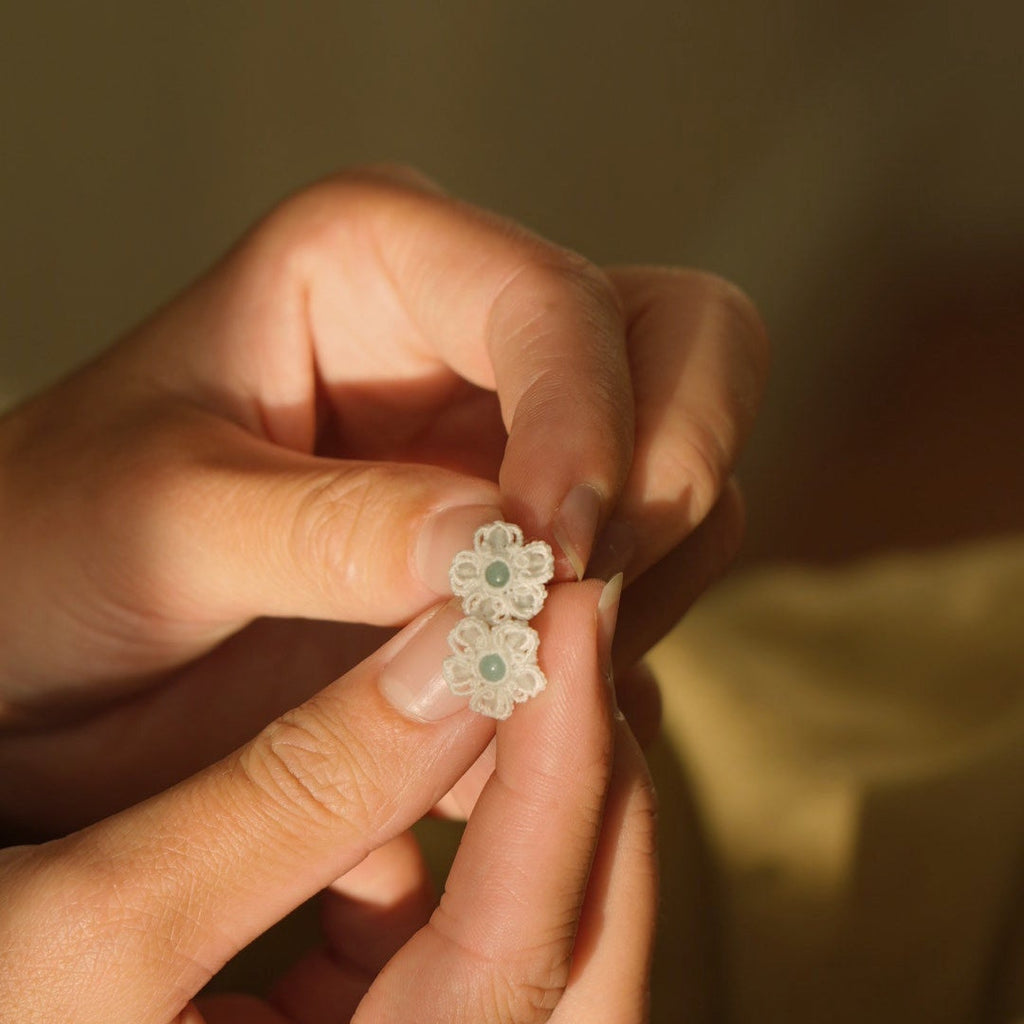 Micro macramé 5 pétales avec cabochon d’aigue-marine, Coton et Astrance