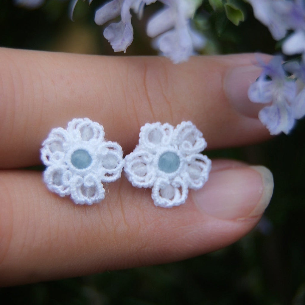 Puces d’oreilles florales en aigue-marine bleu pâle et blanc, Coton et Astrance