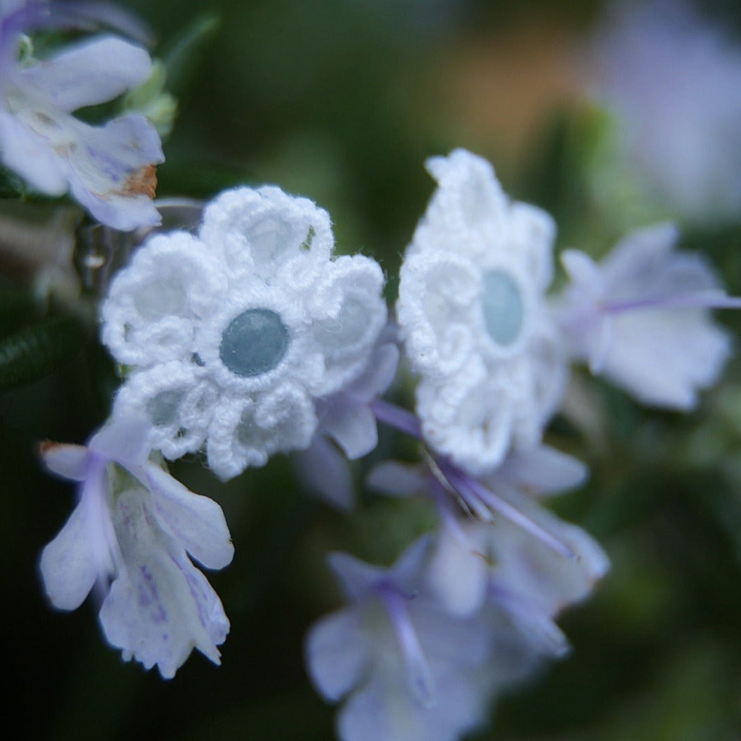 Micro macramé 5 pétales avec cabochon d’aigue-marine, Coton et Astrance