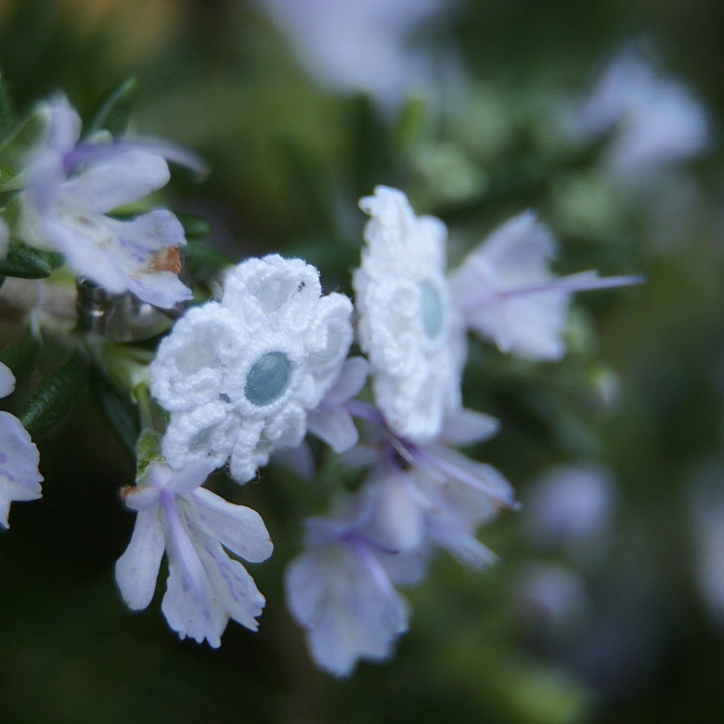 Puces d’oreilles florales en aigue-marine bleu pâle et blanc, Coton et Astrance