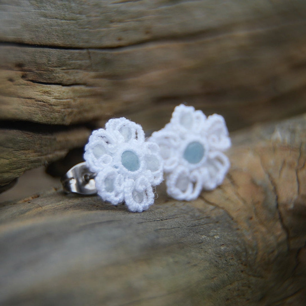 Puces d’oreilles florales en aigue-marine bleu pâle et blanc, Coton et Astrance