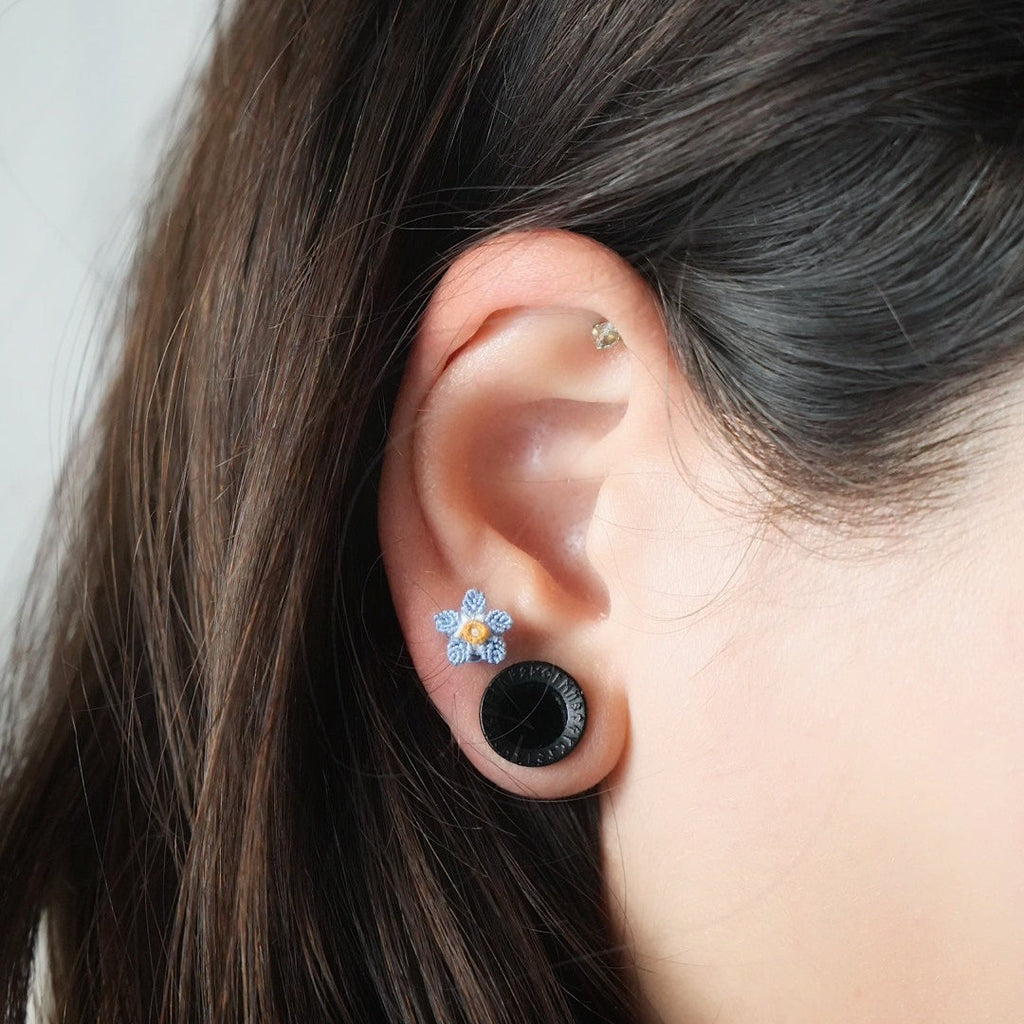 Puces d’oreilles myosotis bleu en micro macramé — Coton et Astrance