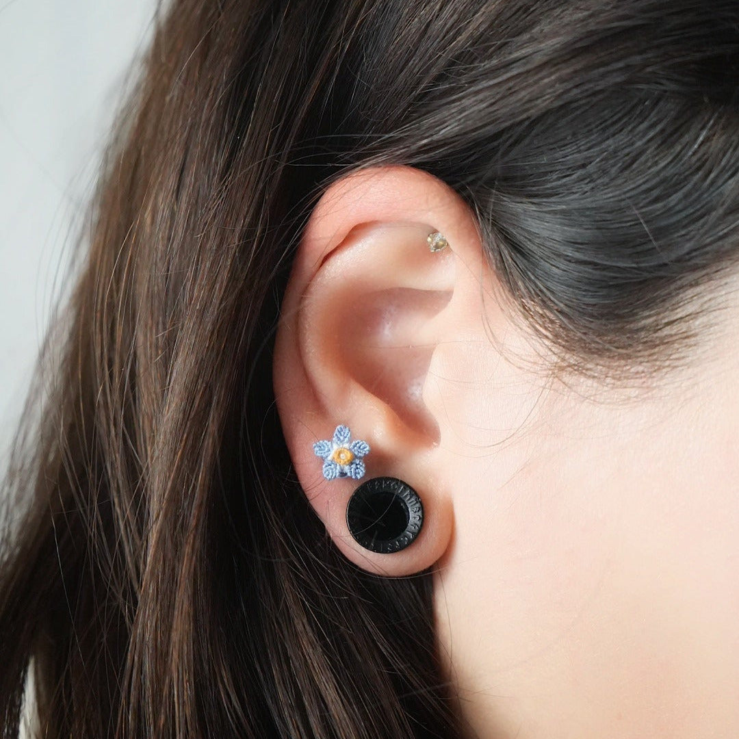 Puces d’oreilles myosotis bleu en micro macramé — Coton et Astrance