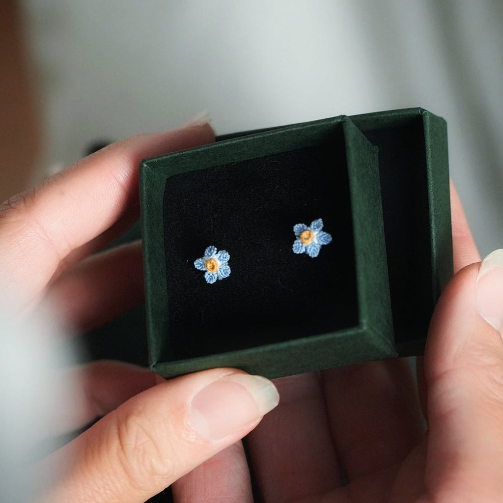 Boucles d’oreilles florales miniatures bleu blanc jaune — Coton et Astrance