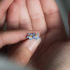 Bijou artisanal en coton tissé motif myosotis — Coton et Astrance