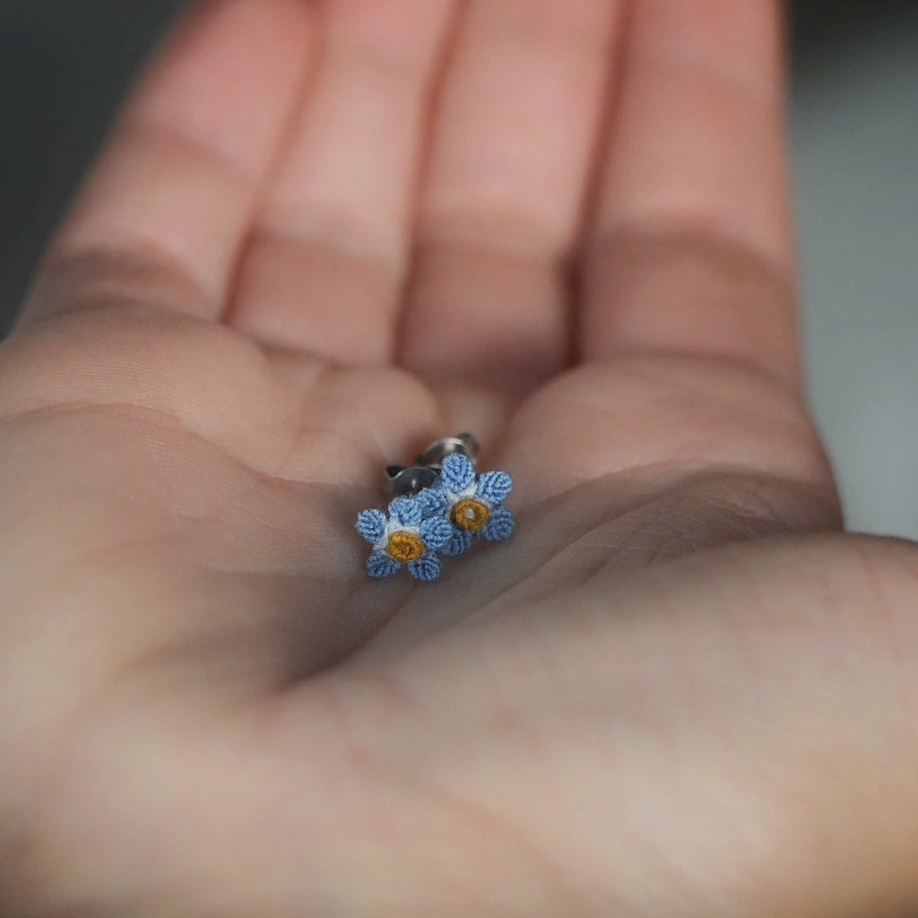 Boucles miniatures style botanique en macramé — Coton et Astrance