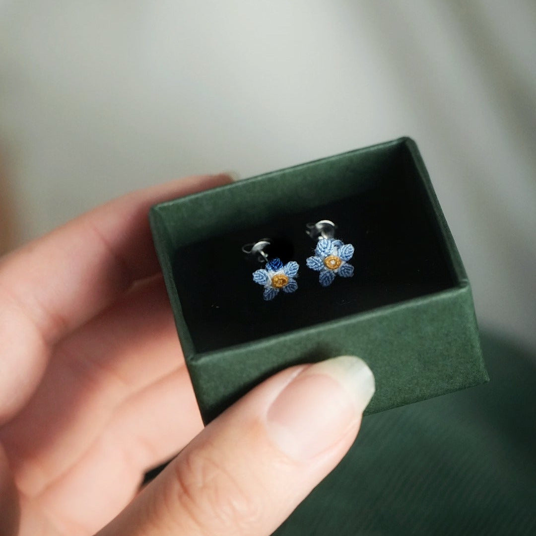 Puces d’oreilles myosotis bleu en micro macramé — Coton et Astrance